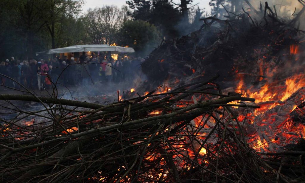 Osterfeuer 2025 auf dem Parkplatz am Großensee (April 2025)
