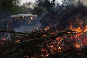 Osterfeuer 2025 auf dem Parkplatz am Großensee (April 2025)