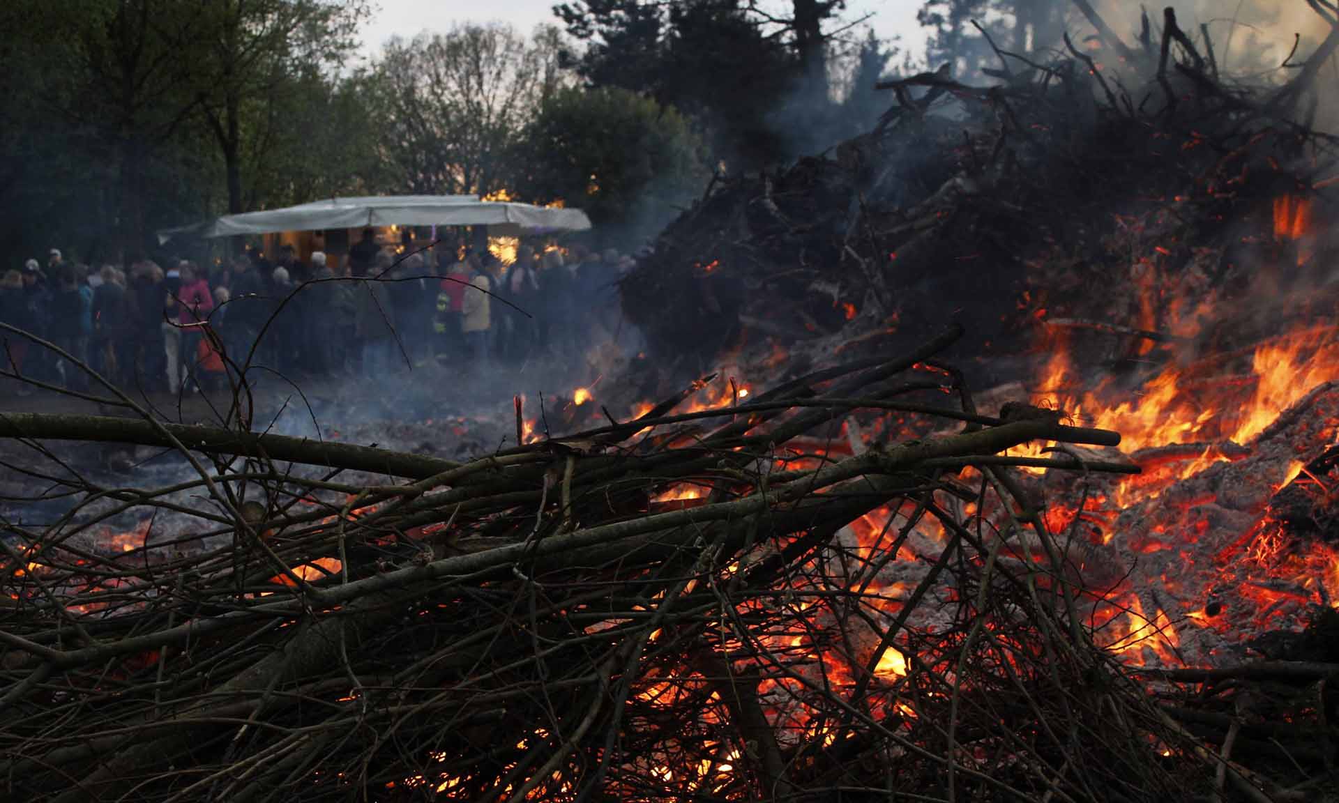 Osterfeuer 2025 auf dem Parkplatz am Großensee (April 2025)